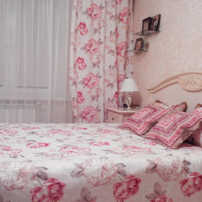 Розовый текстиль в спальне